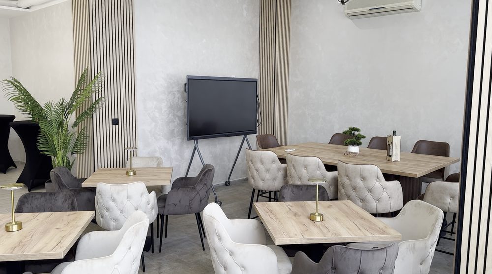 Stolovi u prostoru za manja slavlja - A'Roma Caffe